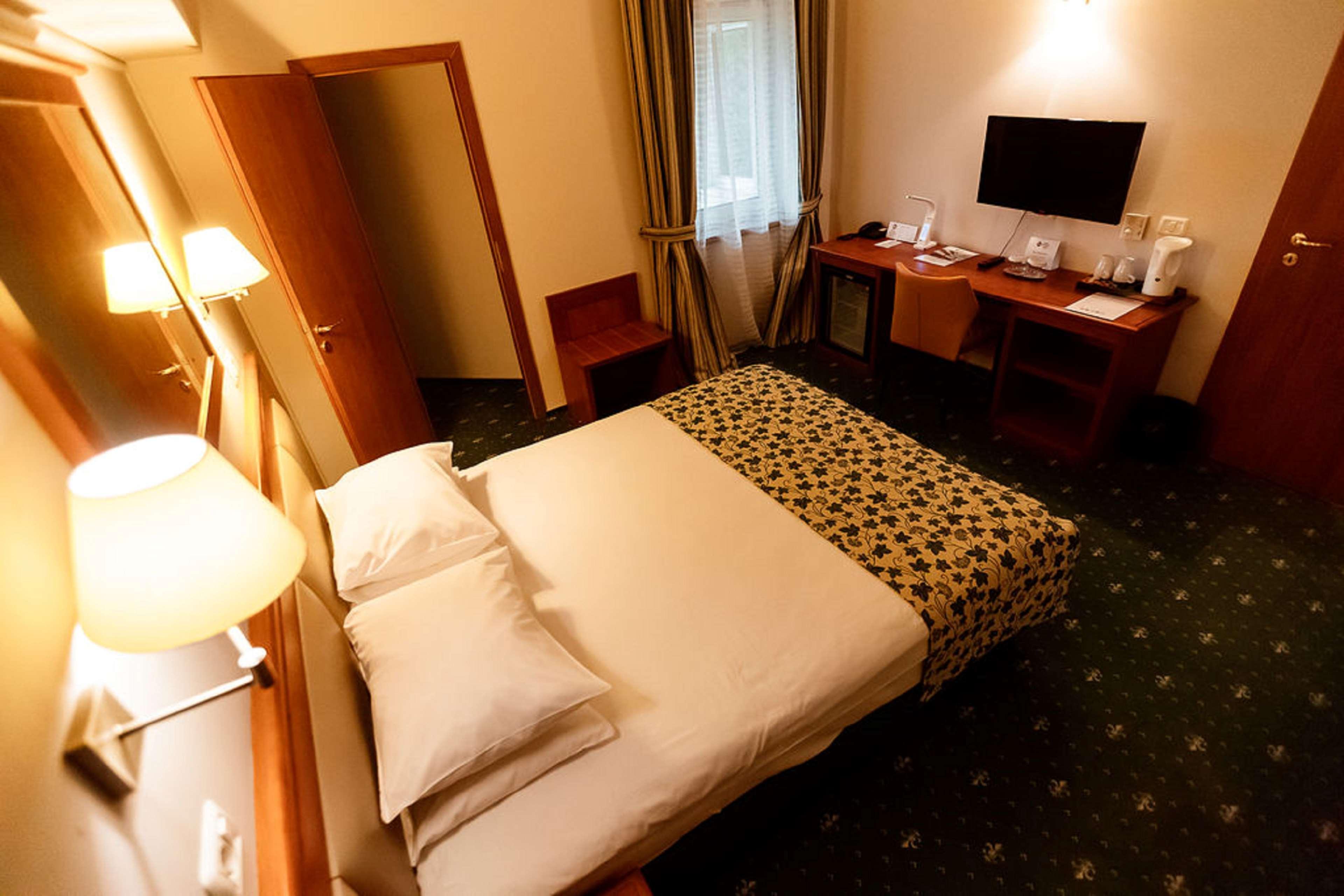 Best Western Plus Lido Hotel Timisoara Ngoại thất bức ảnh